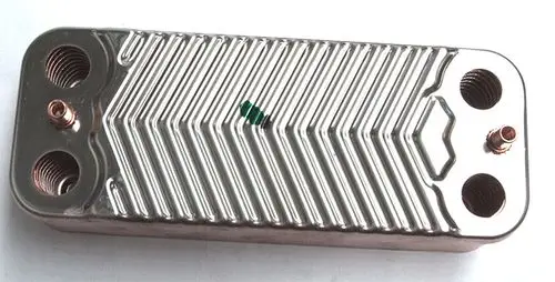 Daikin Plattenwärmetauscher mit gewellter Oberfläche, zwei Anschlussöffnungen auf der Ober- und Unterseite, gefertigt aus Metall und für den Einsatz in Heizsystemen geeignet.
